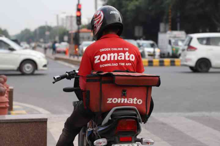 Zomato की नई तैयारी, फास्ट डिलीवरी चाहिए तो कस्टमर को देना होगा एक्स्ट्रा चार्ज जाने पूरा मामला